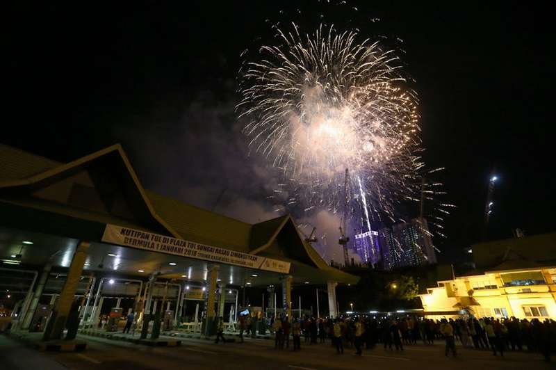 New Year’s Day fireworks accompany the abolition of highway toll with the closure of the Sg. Rasau Toll Plaza at midnight, January 1, 2018. — Picture by Zuraneeza Zulkifli