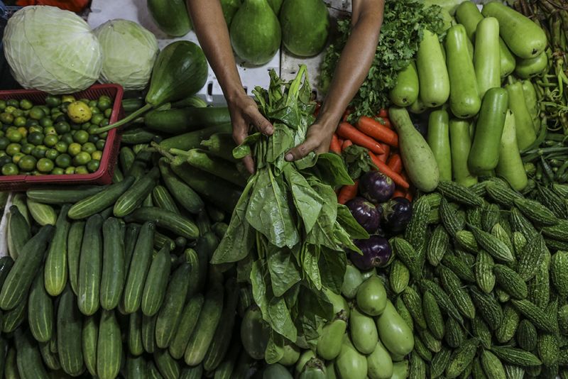 A trader arranges the vegetables at the Chow Kit wet market in Kuala Lumpur 26 January 2018.  u00e2u20acu201d Picture by Azneal Ishak