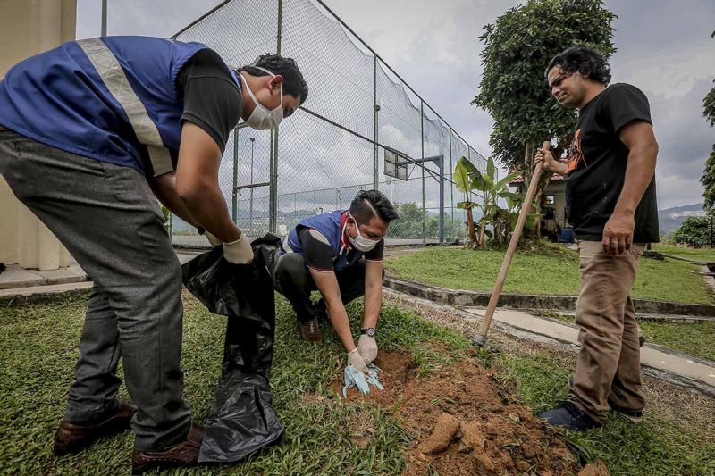 Veterinary Department personel exhume the bodies of two cats found at the Sri Kenangan Condominium in Wangsa Maju on January 5, 2018.