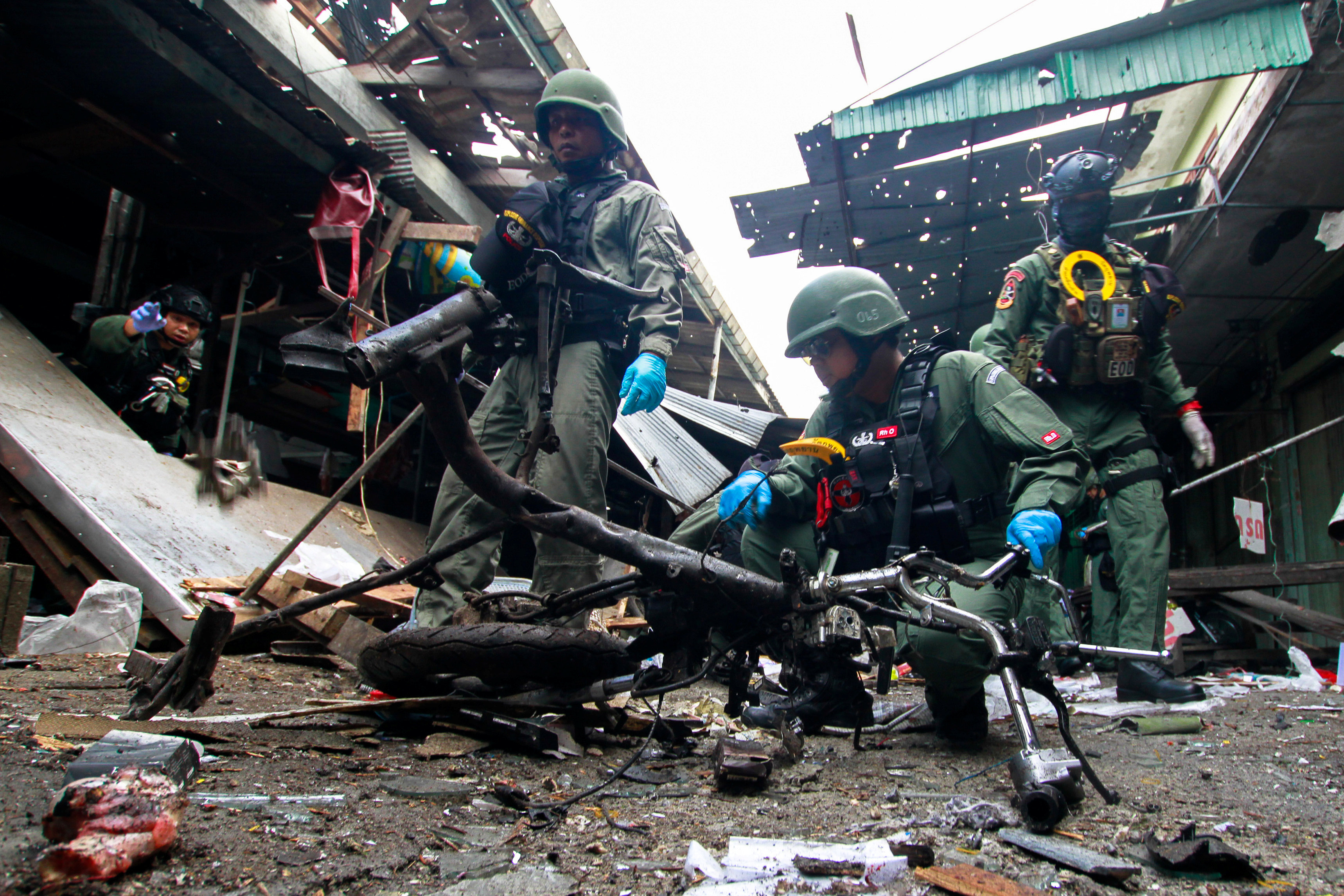 Military personnel inspect the site of a bomb attack at a market in the southern province of Yala, Thailand, January 22, 2018. u00e2u20acu201d Reuters pic