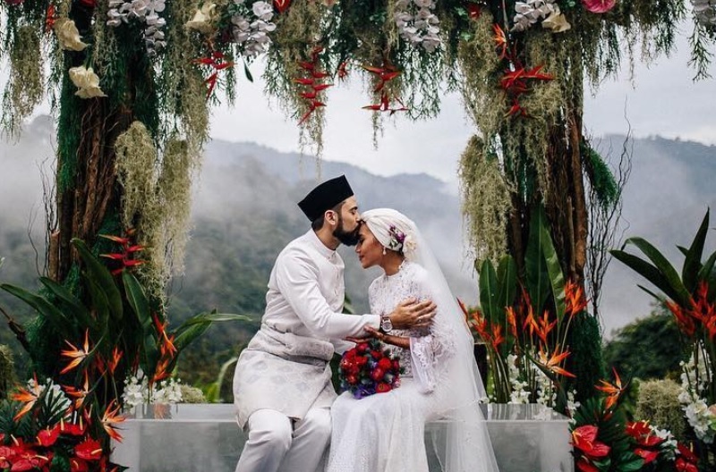Yuna bersama suami selamat dinikahkan dengan sekali lafaz dalam majlis yang berlangsung di Puncak Rimba, Bentong kelmarin. u00e2u20acu2022 Foto ihsan Instagram/YunaMusic