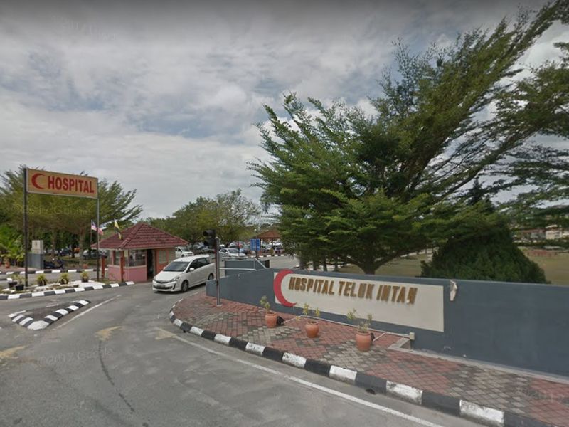 Mayat seorang murid tahun enam yang mati akibat tertusuk sabit pengait sawit dibawa ke Hospital Teluk Intan. u00e2u20acu201d Paparan skrin Google