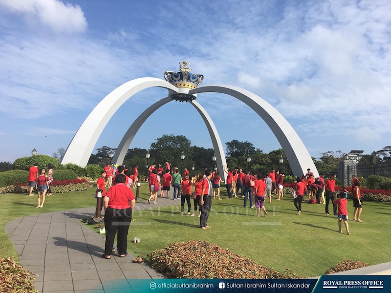 A large group from the Chinese community, mostly donning red T-shirts, were seen at the iconic crown arch of the Istana Bukit Sereneu00e2u20acu2122s main gate here early today. u00e2u20acu201d Sultan Ibrahim Sultan Iskandar official Facebook page/Johor Royal Press Office