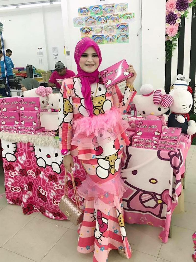 Yus Amina selling Hello Kitty themed goods. — Facebook (@jilaytatanpakrimmalam)