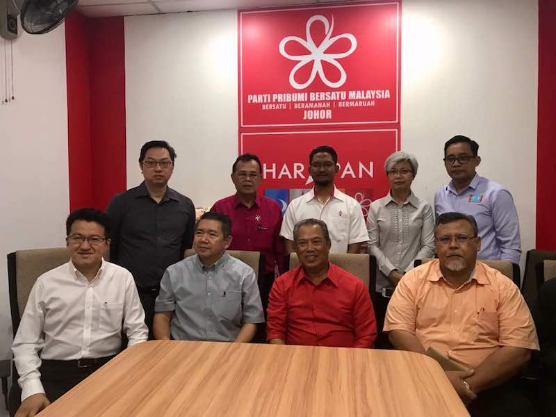 Pakatan Harapan deputy president and the Opposition coalition pactu00e2u20acu2122s state chairman Tan Sri Muhyiddin Yassin (in red) during a media conference at the Johor PPBM headquarters in Kempas February 8, 2018. u00e2u20acu201d Picture by Ben Tan