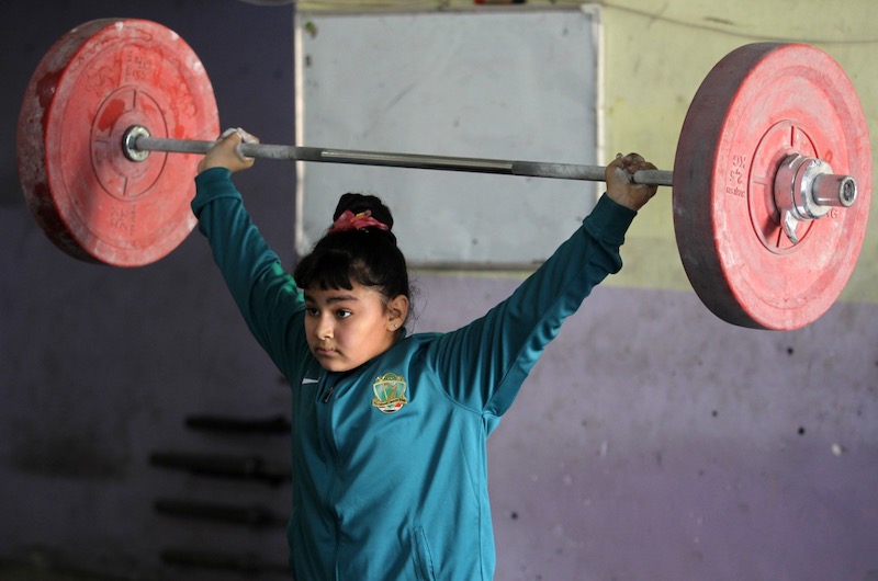 Iraqi weightlifter Roqaya Ahmed, 12, trains on January 18, 2018 at a club in Sadr City, east of Baghdad. u00e2u20acu201d AFP pic