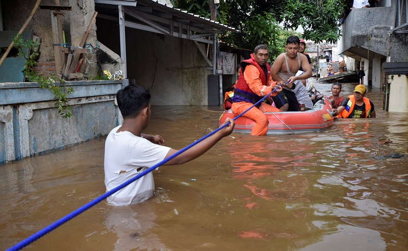 Rescue workers evacuate people from a flooded neighbourhood in Pasar Minggu, South Jakarta, Indonesia February 5, 2018 in this photo taken by Antara Foto. u00e2u20acu201dAntara Foto/Atika Fauziyyah handout via Reuters
