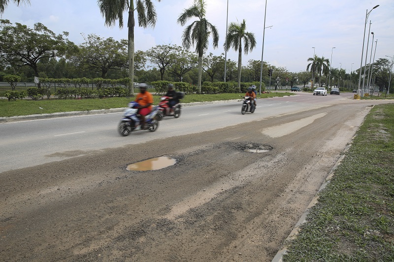 Pothole near Cyberjaya. u00e2u20acu201d Picture by Yusof Mat Isa