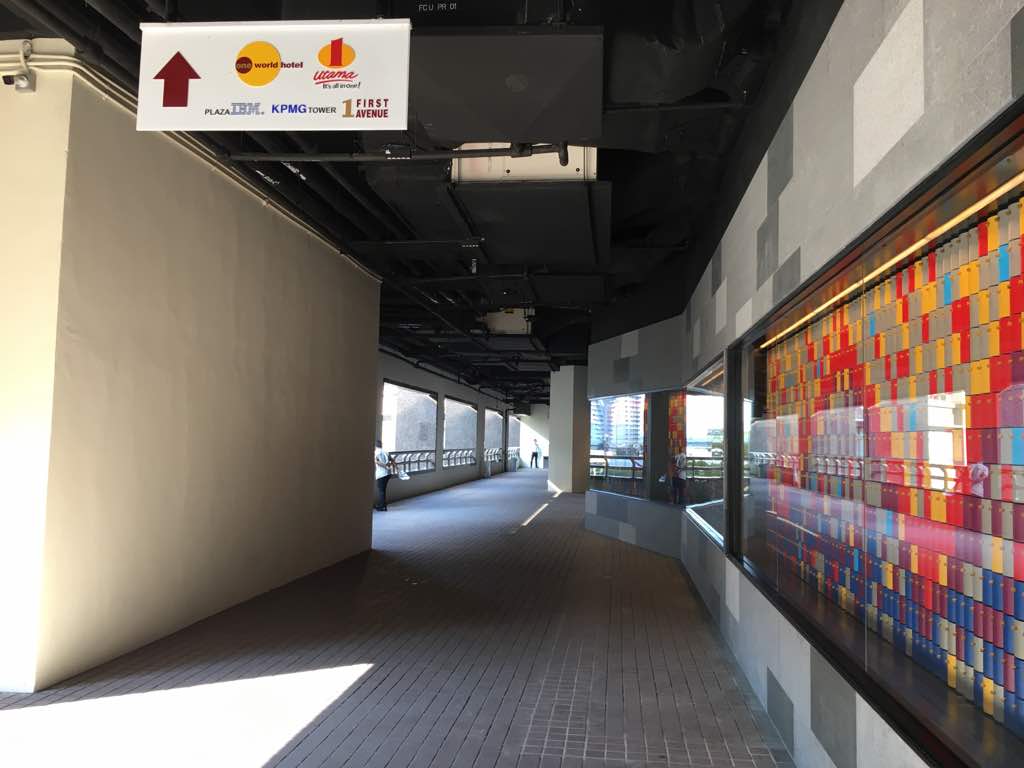 The 35-metre pedestrian link-bridge was constructed by Bandar Utama City Corporation Sdn Bhd (BUCC), the owner of 1 Utama and its adjacent buildings.