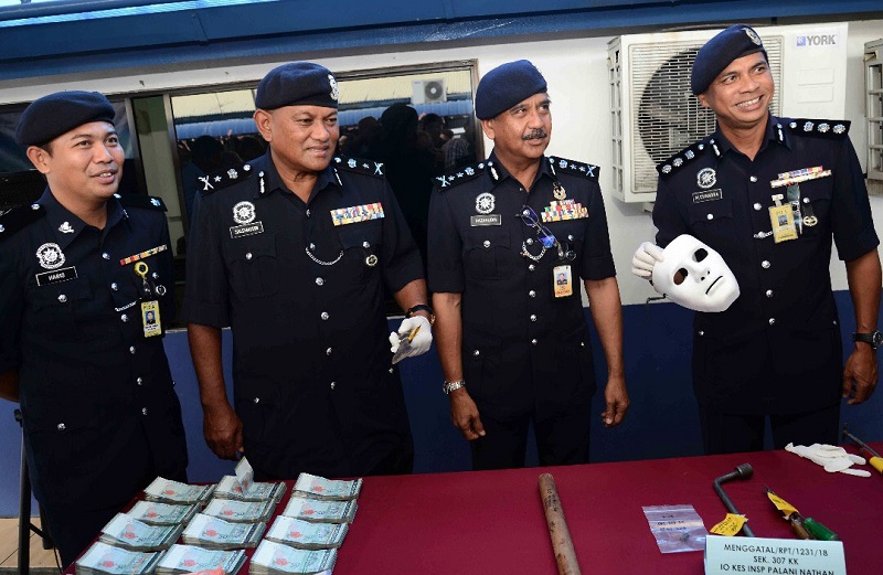 Deputy police commissioner Datuk Razarudin Husain (second right) with Sabah criminal investigations department chief Datuk Salehhudin Abdul Rahman (second left) and Kota Kinabalu district police chief assistant commissioner M. Chandra (right) with the mas
