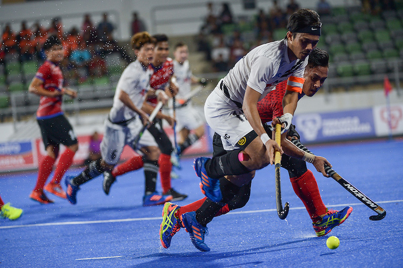 KLHC Captain Mohamad Sukri Abdul Mutalib (left) and TNB's Muhammad Rashid Baharom in action during the Malaysian Hockey League 2018 semi-final match at National Hockey Stadium, Bukit Jalil, February 7, 2018. u00e2u20acu201d Picture by Mukhriz Hazim