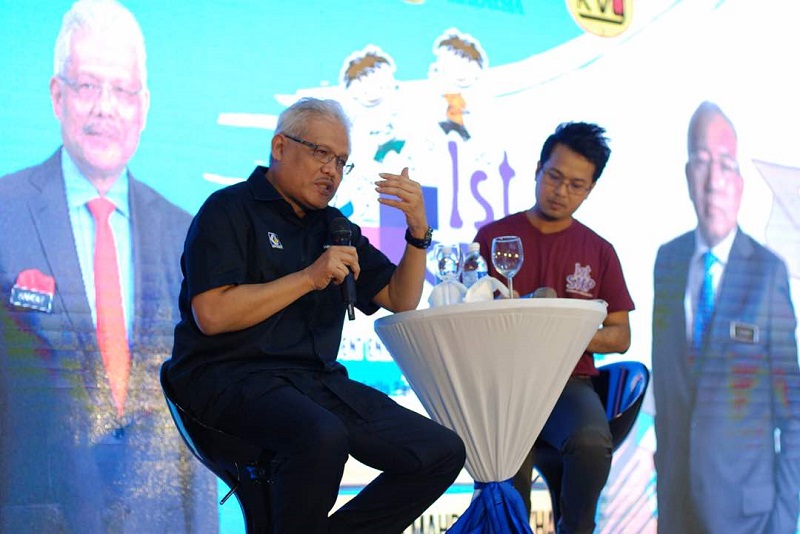 Domestic Trade, Co-operatives and Consumerism Minister Datuk Seri Hamzah Zainudin (left) speaks at the launch of Companies Commission of Malaysiau00e2u20acu2122s inaugural Student Entrepreneurship Programme in Kuala Lumpur February 8, 2018. u00e2u20acu201d Picture courtesy of SS