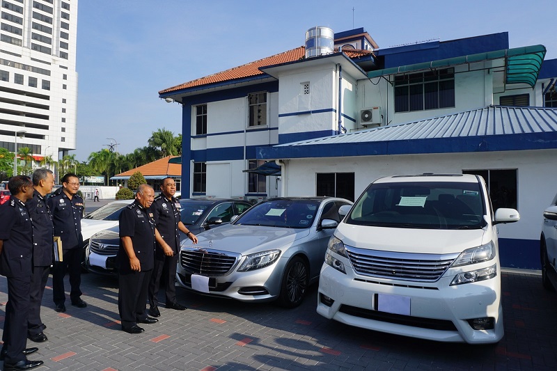 Johor police chief Datuk Mohd Khalil Kader Mohd (far right) with the seized luxury vehicles belonging to the suspected Gang 360 members at the Johor police contingent headquarters in Johor Baru February 10, 2018. u00e2u20acu201d Picture by Ben Tan 
