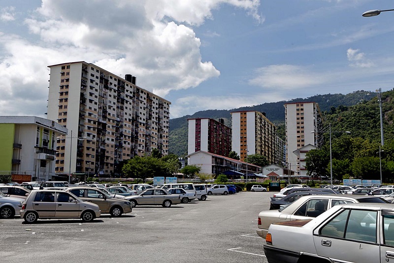 The flats — also known as Padang Tembak in Malay or Phak Cheng Poh in Hokkien — has a total of 3,744 units and was built in 1969 on lands formerly used as a rifle range by the British army.