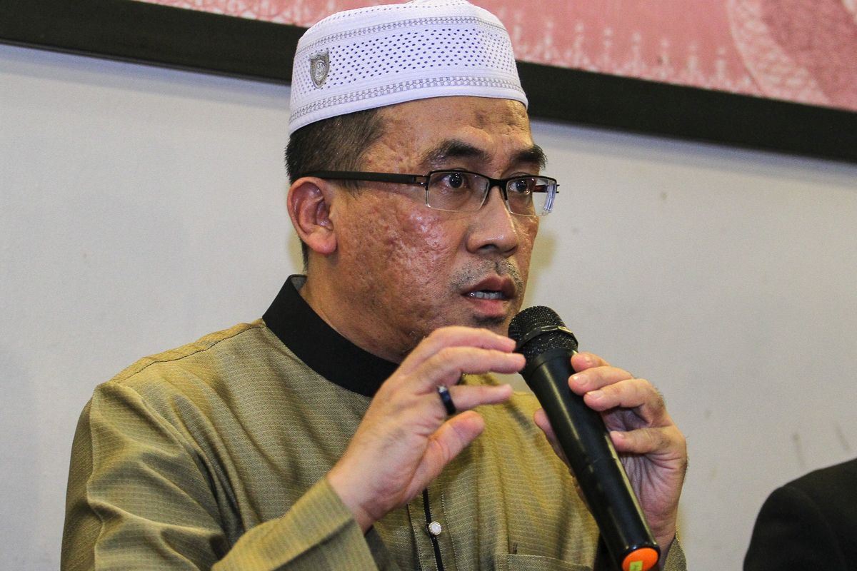Senior fellow of the institute of Malaysia's strategic research institute, YM Engku Ahmad Fadzil Engku Ali speaks during the Forum Perdana LGBT: Barah Kronik Dalam Negara in Bangi. u00e2u20acu201d Picture by Shafwan Zaidon