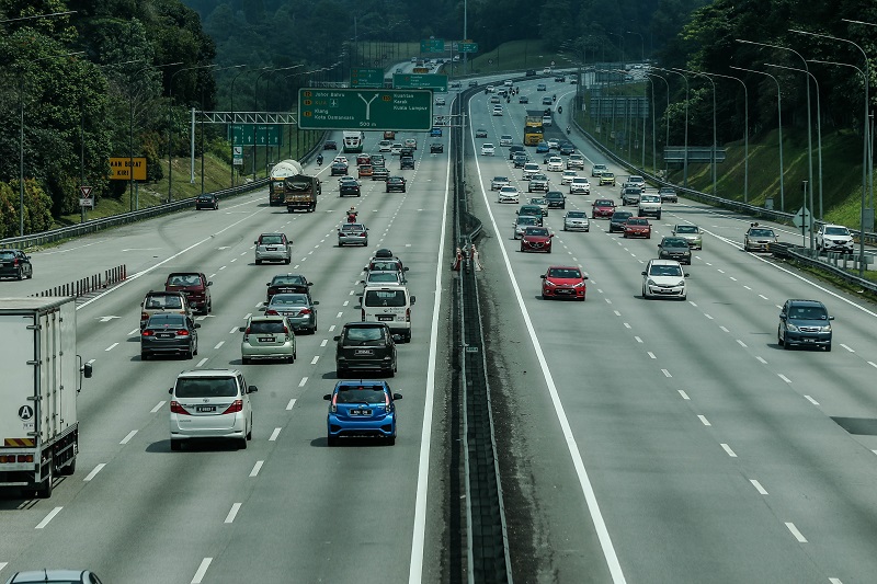 Traffic on the North-South Expressway appears smooth as city folks make their way back to their respective hometowns for the Chinese New Year celebrations in Kuala Lumpur February 15, 2018. u00e2u20acu201d Picture by Hari Anggarann