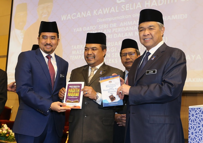 (From left) Datuk Asyraf Wajdi Dusuki, Datuk Seri Jamil Khir Baharom and Datuk Seri Ahmad Zahid Hamidi at the launch of the Text Writing and Publishing Guidelines Hadith & Discourse of Siri II Registry in Putrajaya February 15, 2018. u00e2u20acu201d Picture by Razak 