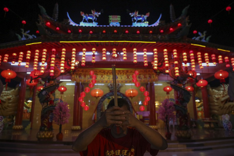 A man holds up joss sticks as he offers prayers during Chinese New Year at Nam Yin Tong temple in Jeram, Kuala Selangor February 16, 2018. u00e2u20acu201d Picture by Yusof Mat Isa
