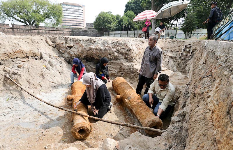 Professor Datuk Mokhtar Saidin looks on as assistants examine recently discovered cannons near the entrance to Fort Cornwallis in George Town February 19, 2018. u00e2u20acu201d Picture by Sayuti Zainudin