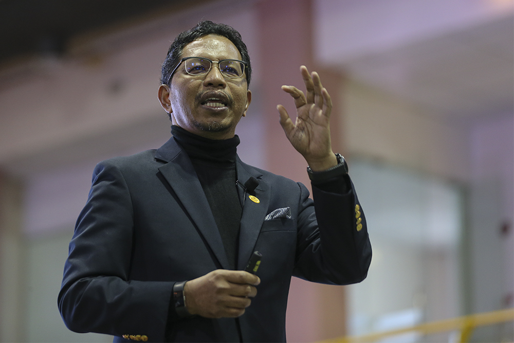 Dato Seri Zaini Ujang speaks during a TN50 and SDG2030 dialogue at Kolej Universiti Islam Antarabangsa in Kajang February 23, 2018. u00e2u20acu201d Picture by Azneal Ishak