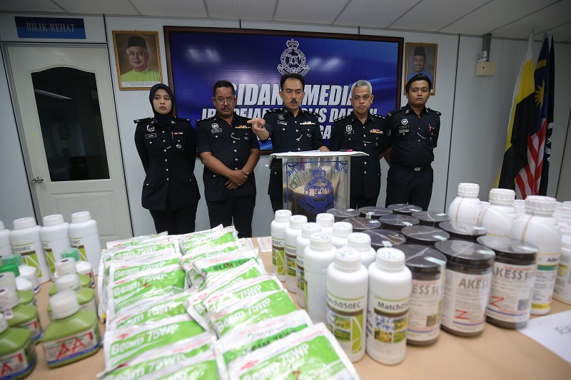 District police chief Superintendent Mohamad Abdullah (centre) speaks during a press conference following the arrest of the three remaining members of the Along Musa Gang, in Jejawi February 26, 2018. u00e2u20acu201d Picture by Marcus Pheong