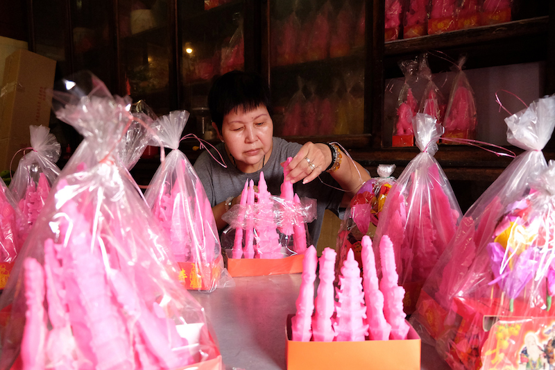 Lim Bee Lay of Lee Heng Cake Shop preparing the ‘ngor siew th'ng’. The ‘bit chien’ is on the right. — Picture by KE Ooi
