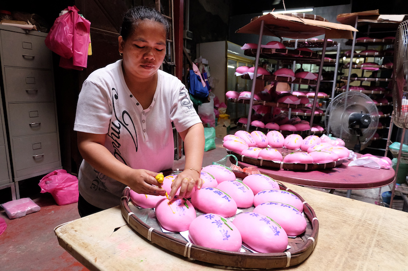 A worker at Lee Heng Cake Shop putting the final touches on the mee koo.  