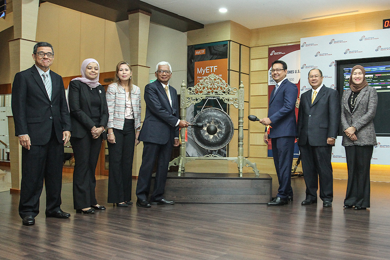 Chairman of i-VCAP Management Tn Hj Rosli Abdullah and CEO Khairi Shahrin Arief Baki hitting the gong during the listing of Malaysia's first USD-denominated shariah-compliant security in Bursa Malaysia, February 28, 2018. u00e2u20acu201d Picture by Miera Zulyana