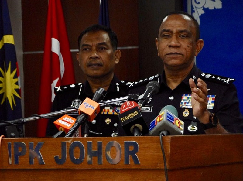 Johor police chief Datuk Mohd Khalil Kader Mohd (right) said the suspect was released to the Singapore authorities at noon on the same day. u00e2u20acu201d Picture by Ben Tan
