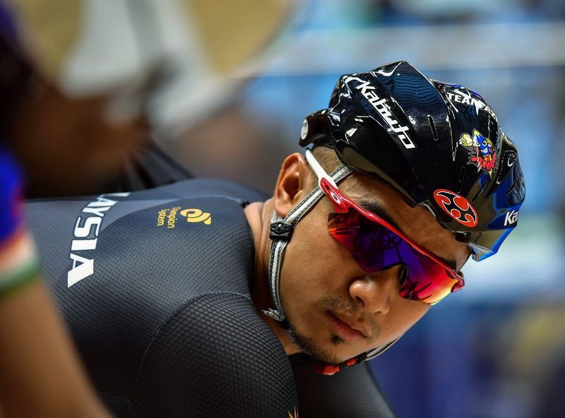 Azizulhasni Awang looking at his opponent in action in the Elite Men's 200 Meters Event at the Asian Bike Race (ATC) 2018 at the National Velodrome in Nilai, February 19, 2018. u00e2u20acu201d Bernama pic