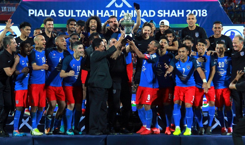 JDT menjulang piala Sumbangsih 2018 selepas menentang Kedah dengan mata 2-1 di Stadium Tan Sri Hassan Yunos, 3 Feb 2018.u00e2u20acu201dFoto Bernama