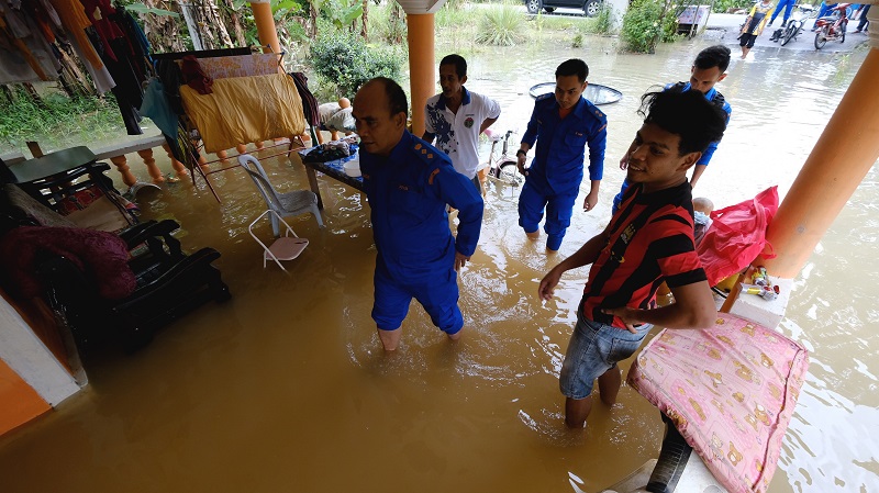 Pengarah Angkatan Pertahanan Awam (APM) Sarawak Kolonel (PA) Mohtar Samat (kiri) melawat rumah penduduk yang dinaiki air di Kampung Rengawan, Asajaya 4 Februari, 2018. u00e2u20acu201d Foto Bernama