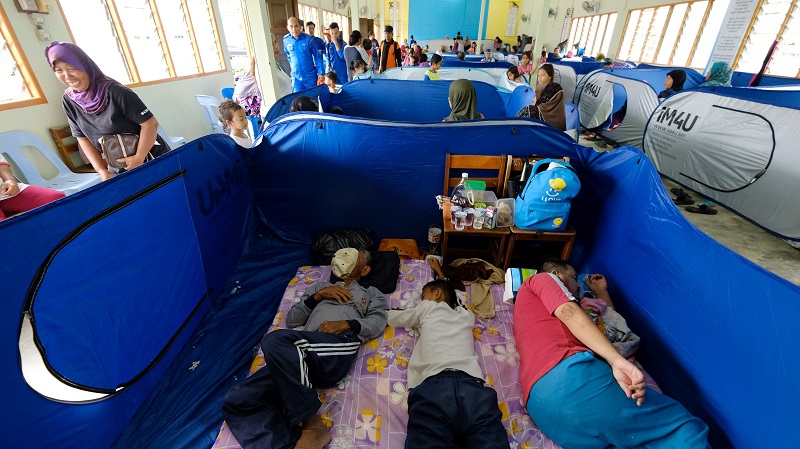 Sebahagian daripada 84 orang mangsa dari 38 keluarga yang ditempatkan di pusat pemindahan banjir di Sekolah Menengah Rangawan Putin, Asajaya Februari 4, 2018. u00e2u20acu201d Foto Bernama 