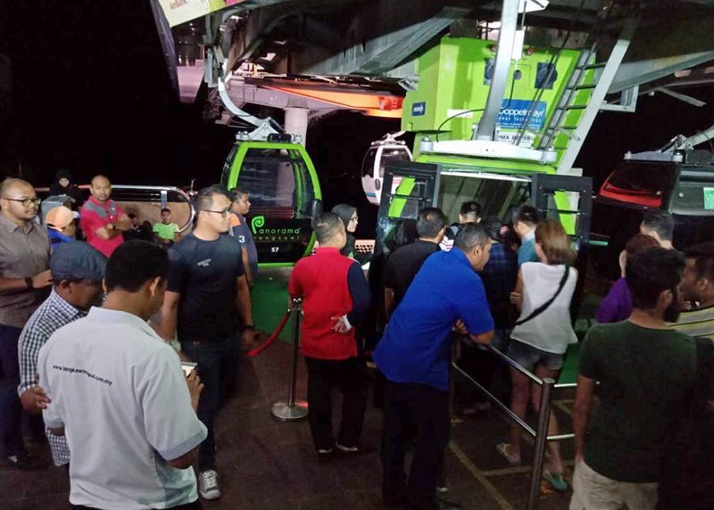 Semua pelancong yang terkandas selepas sistem kereta kabel mengalami kerosakan berjaya diselamatkan dan dibawa turun ke base station di Oriental Villagedi malam tadi. u00e2u20acu201d Foto Bernama