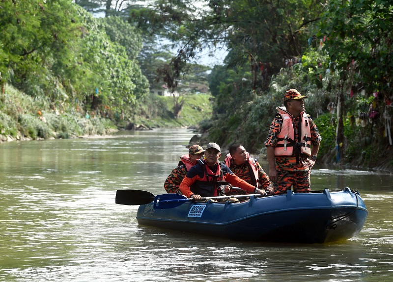 Pengarah Anggota Bomba dan Penyelamat Selangor Azmi Othman bersama anggotanya meneruskan operasi mencari dan menyelamat tiga lagi mangsa hilang dikhuatiri lemas sekitar Sungai Gasi di Sungai Buloh 20 Februari, 2018. u00e2u20acu201d Foto Bernama