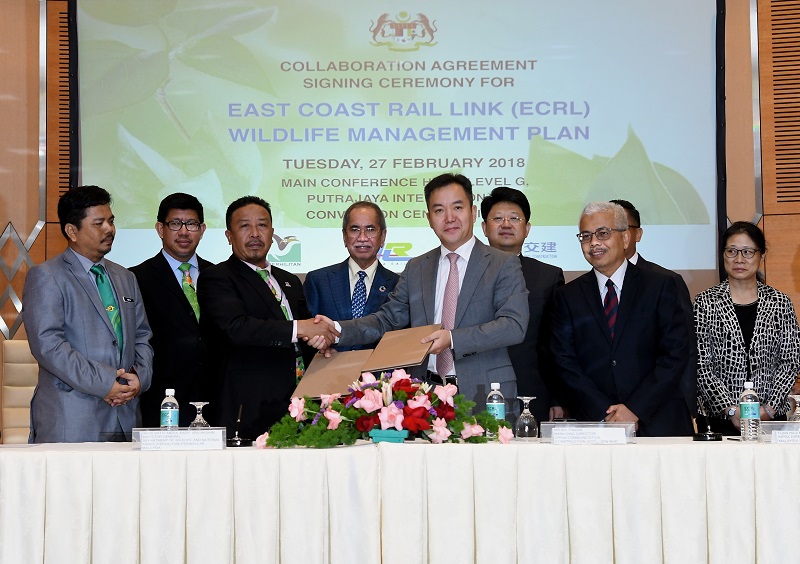 Datuk Seri Wan Junaidi Tuanku Jaafar (centre) and Chinese Ambassador to Malaysia Bai Tian (third, right) witnessing the Signing of Collaboration Agreement between Director General of Perhilitan Datuk Abdul Kadir Abu Hashim (third left) and Executive Manag