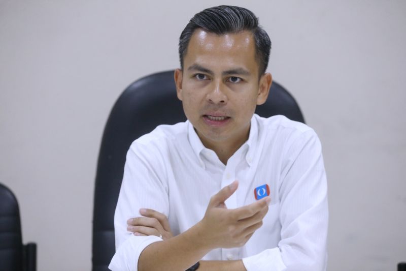 Fahmi Fadzil addresses members of the media during a press conference at the Lembah Pantai Parliamentary Office, Kuala Lumpur February 7, 2018. u00e2u20acu201d Picture by Zuraneeza Zulkifli