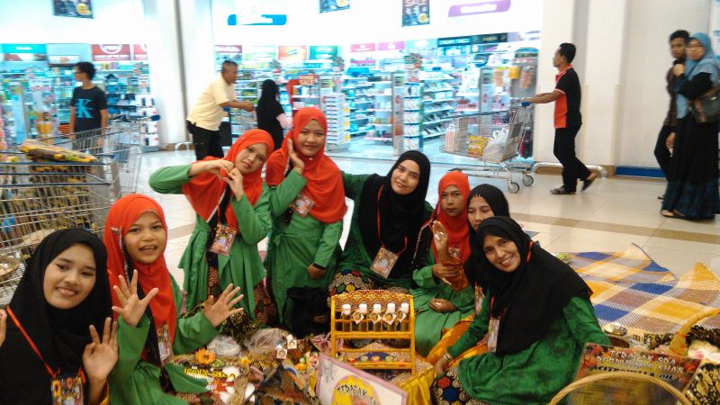 Razhiyah (right) with her students during a school trip to Shah Alam.
