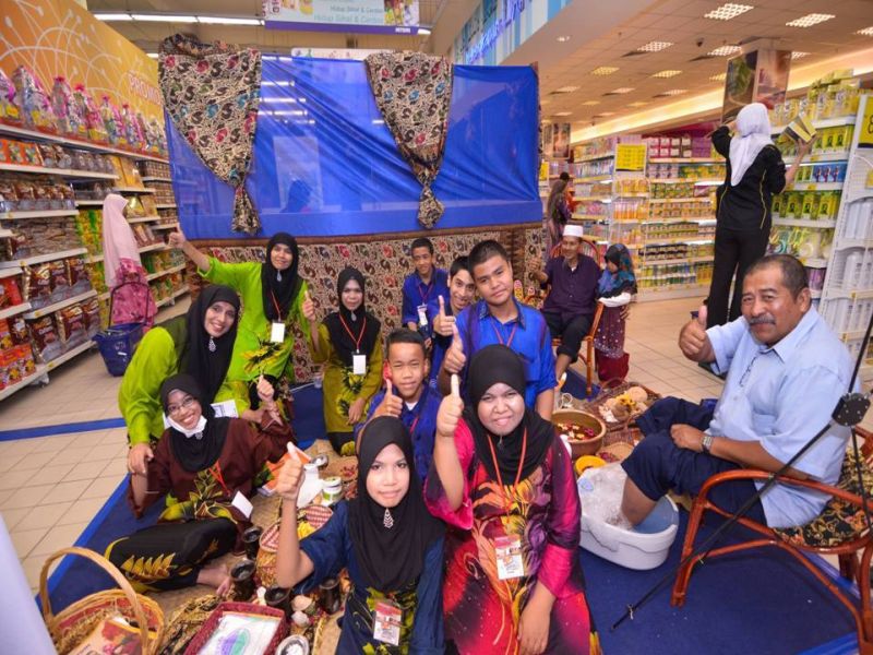 Razhiyah (left) with her students during a spa booth.