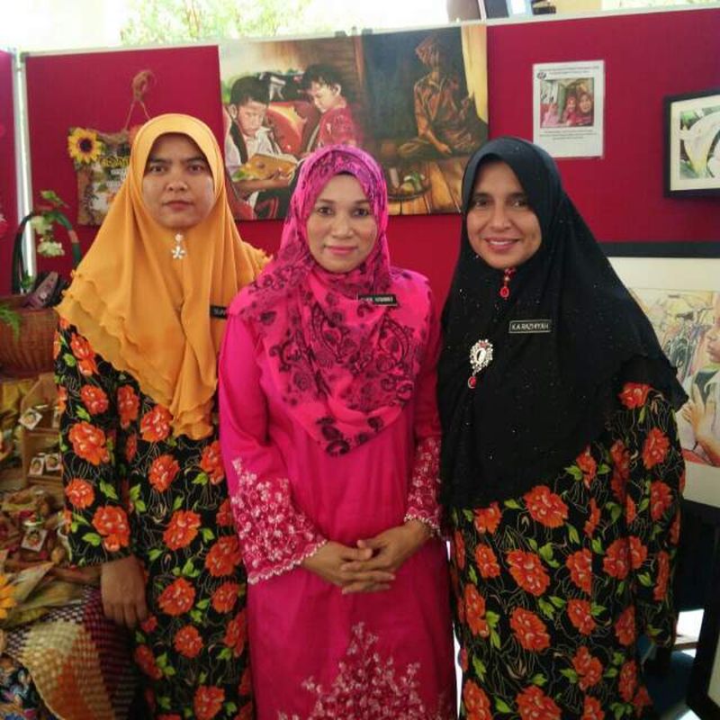 Razhiyah (right) with principal Sharifah Nor Arinawati Long Ibrahim and fellow teacher Suriyati Hamzah.