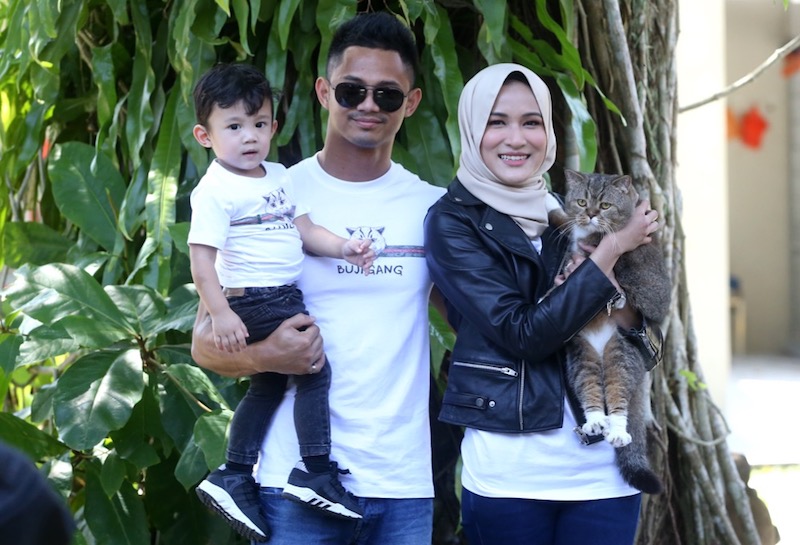 Hairul Azreen, Hanis Zalikha, Yusuf Iskandar and Bujibu pose at SPCA Malaysia in Kuala Lumpur February 12, 2018. — Picture by Zuraneeza Zulkiflii