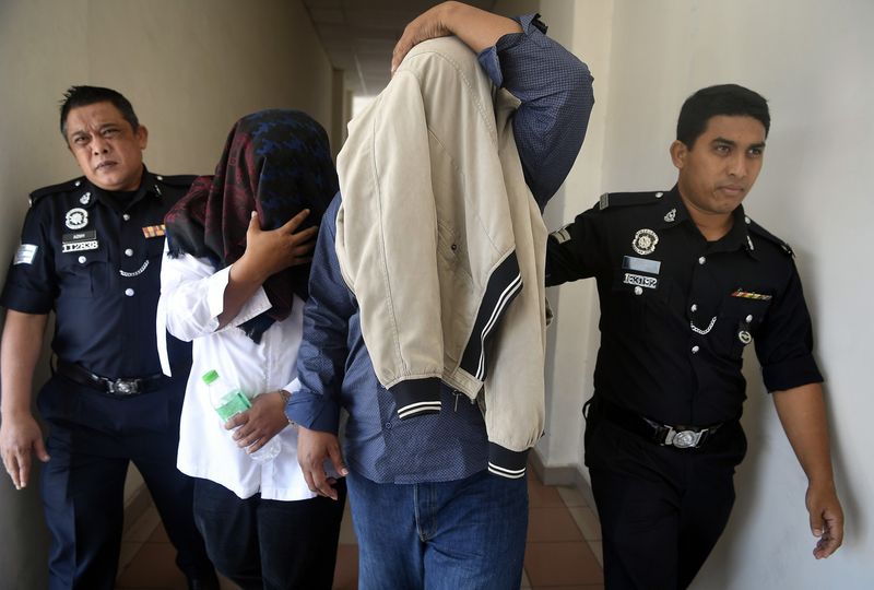 Executive Chairman of Koperasi Hartanah Malaysia Berhad Datuk Jali Sekak (second right) being brought to the Sessions Court in Petaling Jaya on February 21, 2018. u00e2u20acu201d Bernama pic