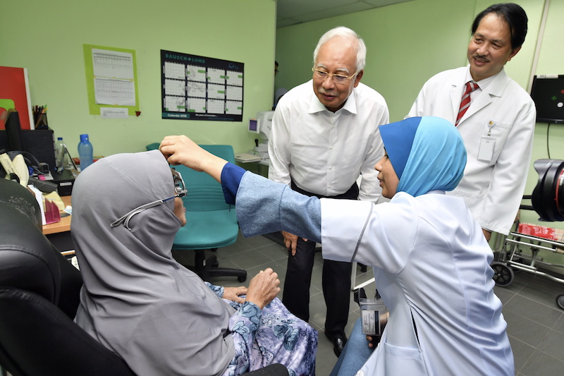 Prime Minister Datuk Seri Najib Razak visits the Federal Territories Islamic Religious Council (MAIWP)-Hospital Selayang Cataract Surgery Centre in Kuala Lumpur February 19, 2018. u00e2u20acu201d Bernama pic
