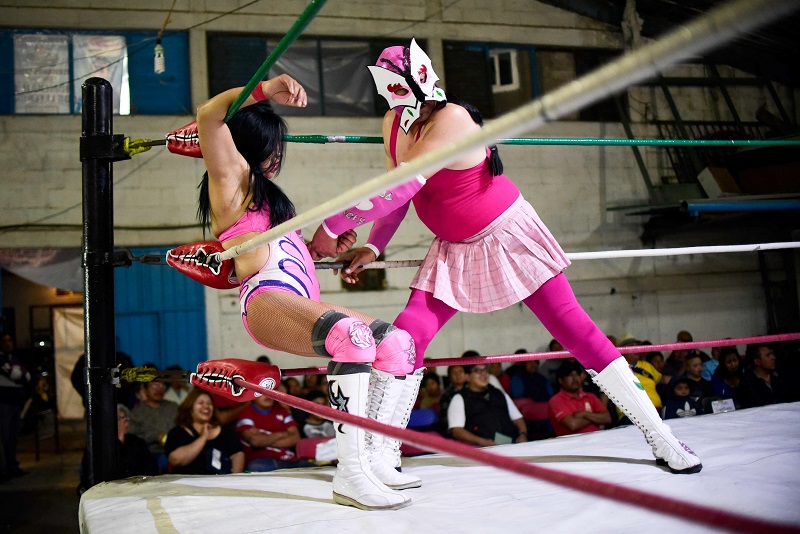 Mexican wrestler u00e2u20acu02dcBrillo de Lunau00e2u20acu2122 (Moonbeam) (left), 42, performs at the 2 de Junio Arena in Ciudad Nezahualcoyotl, Mexico February 4, 2018. u00e2u20acu201d AFP pic