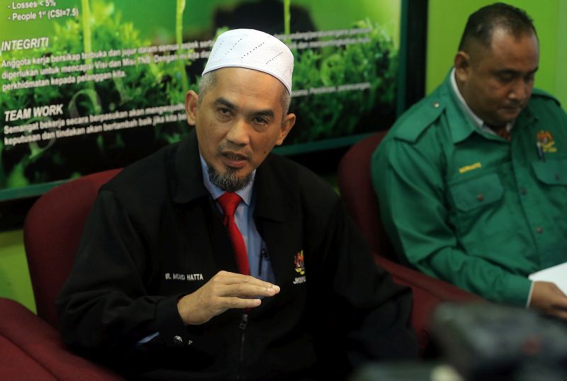 Perak DOSH director Mohd Hatta Zakaria speaks during an occupational safety and health engagement event in Ipoh February 5, 2018. u00e2u20acu201d Picture by Farhan Najib