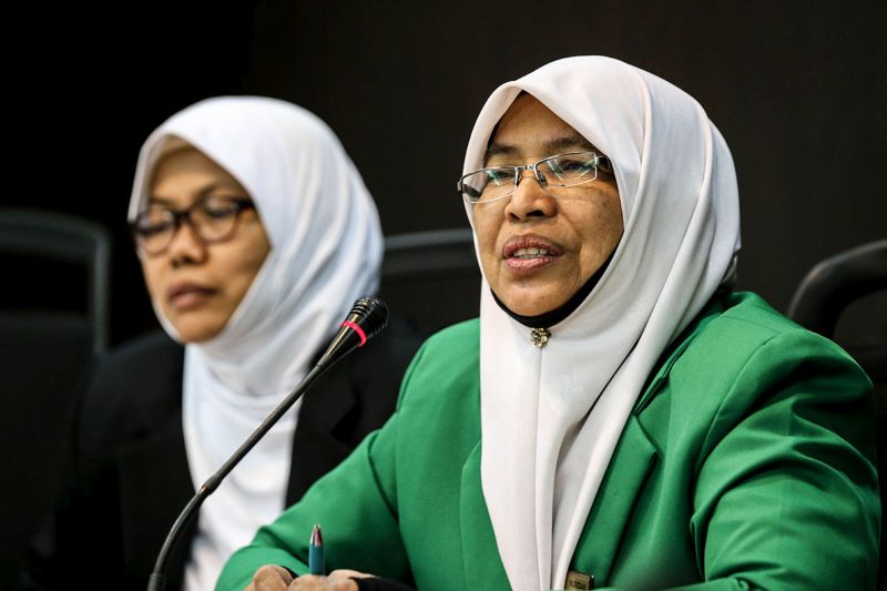 PASu00e2u20acu2122 Head of Political and Election Division, Nuridah Mohd Salleh (right) speaks to reporters at the partyu00e2u20acu2122s headquarters February 28, 2018. u00e2u20acu201d Picture by Hari Anggara