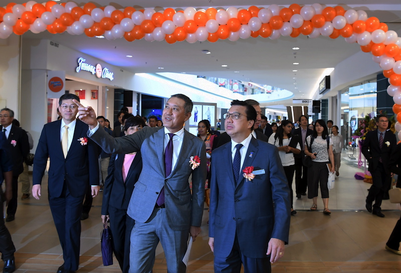Mitsui Fudosan (Asia) Malaysia Sdn Bhd managing director Takehito Fukui and Minister of Transport Datuk Seri Liow Tiong Lai conduct a walkabout after the launch of Mitsui Outlet Park Phase 2 in Sepang February 8, 2018. u00e2u20acu201d Bernama pic