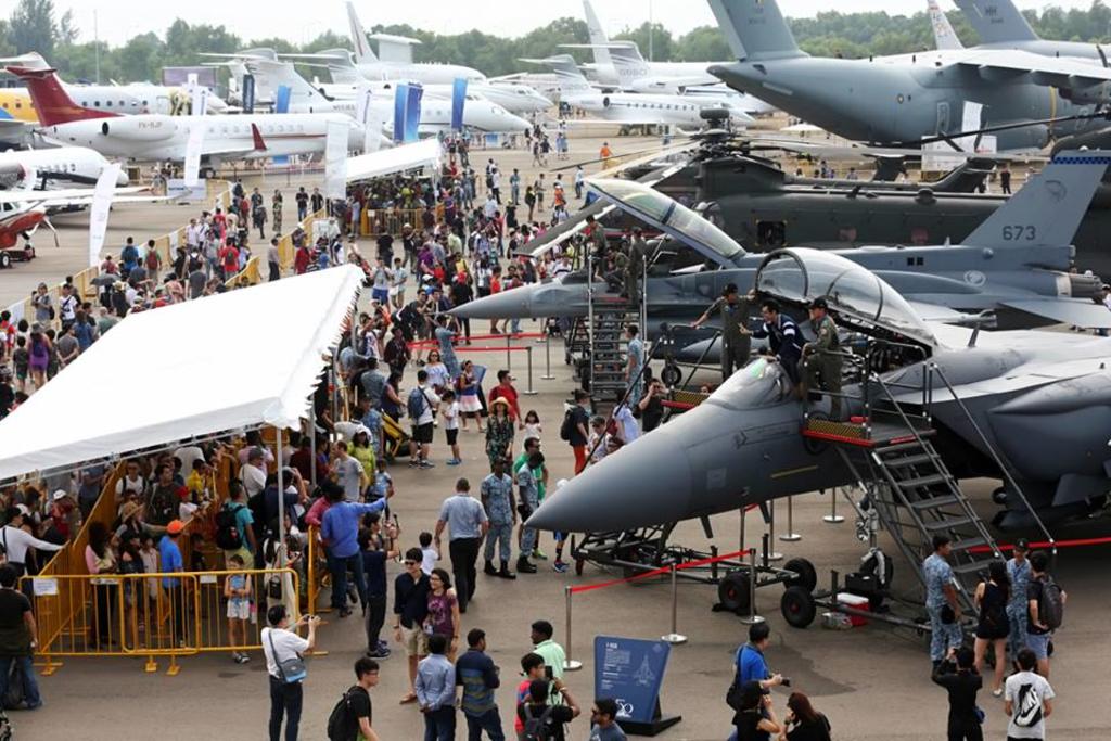 Members of the public gathered at the Singapore Airshow 2018 on Sunday. u00e2u20acu201d Picture by Nuria Ling/TODAY