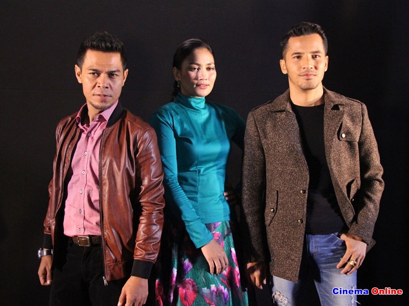 From left: Fauzi Nawawi with u00e2u20acu02dcBadangu00e2u20acu2122 leads, Fasha Sandha and Datou00e2u20acu2122 Seri Aliff Syukri. u00e2u20acu201d CinemaOnline pic