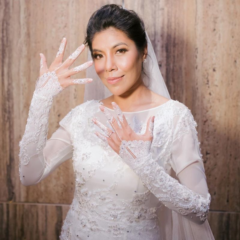 Betty shows off the white henna design on her hands. u00e2u20acu201d Picture from Instagram (@bettyrahmad)